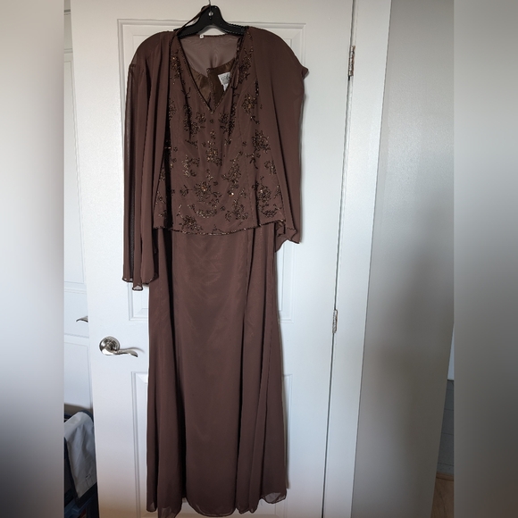 Brown dress with beaded embroidery and shawl - Picture 2 of 6